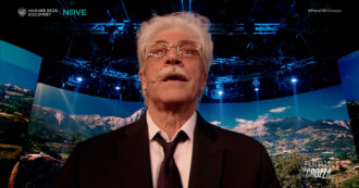 Copertina di “Il sindaco di New York? Non lo avrei votato perché ci fa schifo il maiale, io non butto via niente”: Crozza diventa Razzi. L’intervento tra gaffe e sproloqui è esilarante