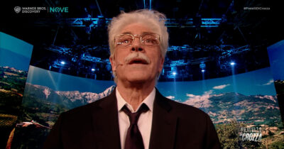 Copertina di “Il sindaco di New York? Non lo avrei votato perché ci fa schifo il maiale, io non butto via niente”: Crozza diventa Razzi. L’intervento tra gaffe e sproloqui è esilarante