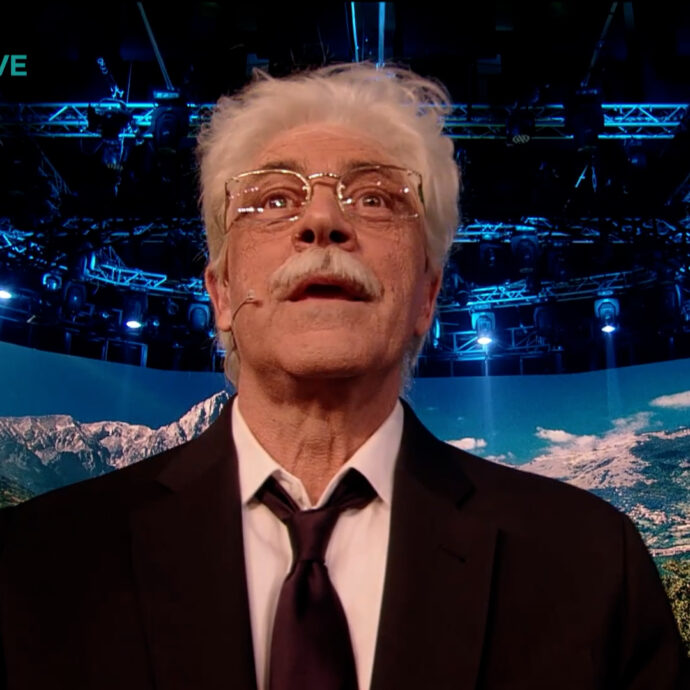 “Il sindaco di New York? Non lo avrei votato perché ci fa schifo il maiale, io non butto via niente”: Crozza diventa Razzi. L’intervento tra gaffe e sproloqui è esilarante