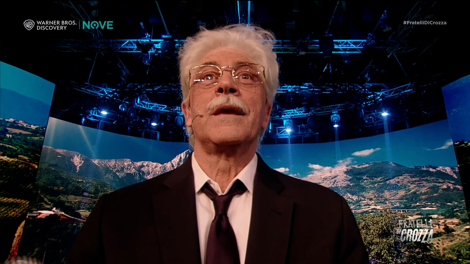 “Il sindaco di New York? Non lo avrei votato perché ci fa schifo il maiale, io non butto via niente”: Crozza diventa Razzi. L’intervento tra gaffe e sproloqui è esilarante “Il sindaco di New York? Non lo avrei votato perché ci fa schifo il maiale, io non butto via niente”: Crozza diventa Razzi. L’intervento tra gaffe e sproloqui è esilarante