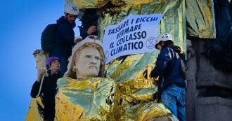 Copertina di La statua di Cavour ricoperta con teli termici, l’azione di Extinction Rebellion a Torino: “Stop a collasso climatico, tassare i ricchi”