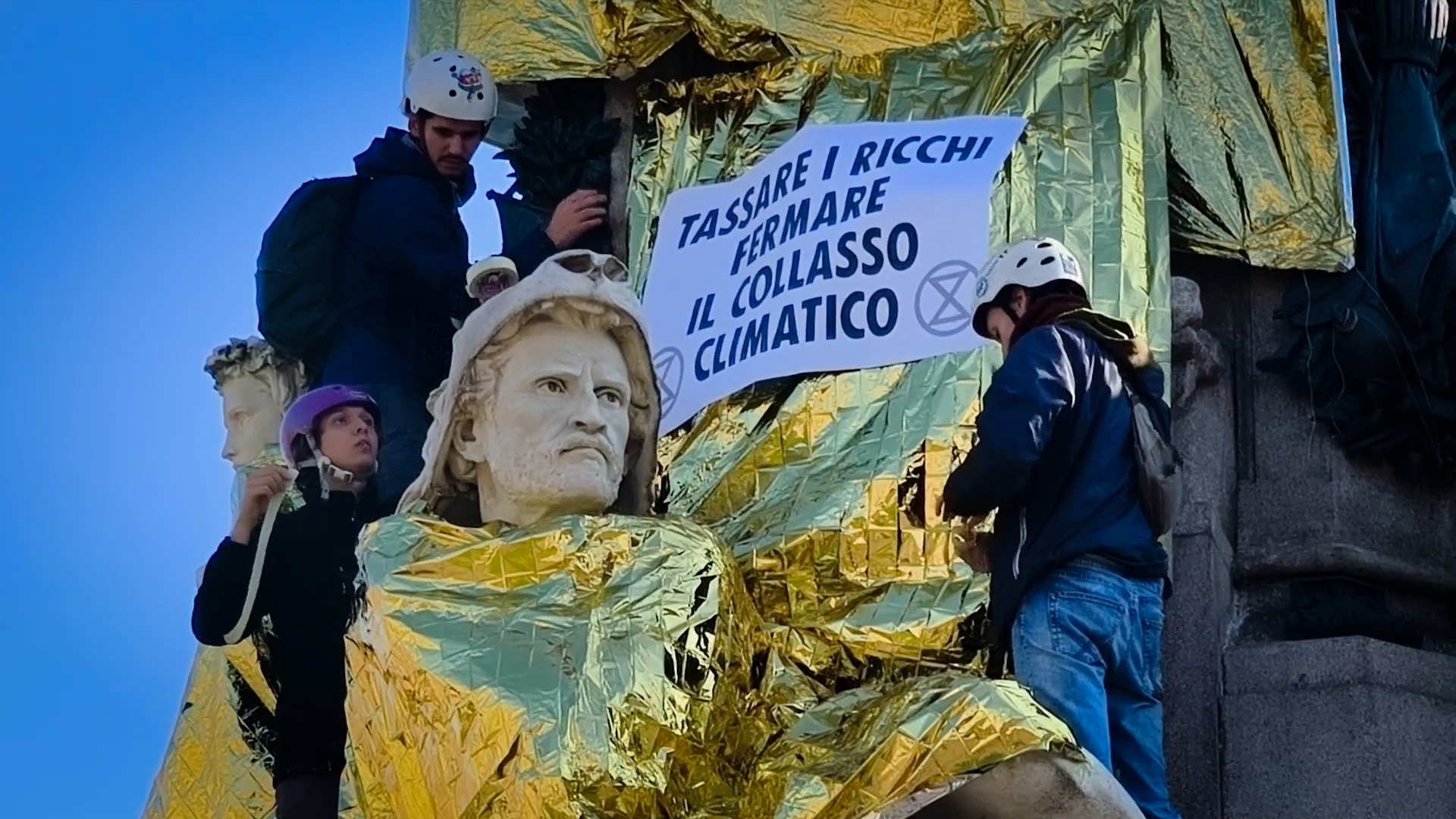 La statua di Cavour ricoperta con teli termici, l’azione di Extinction Rebellion a Torino: “Stop a collasso climatico, tassare i ricchi” La statua di Cavour ricoperta con teli termici, l’azione di Extinction Rebellion a Torino: “Stop a collasso climatico, tassare i ricchi”