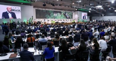 Copertina di Cop 30 accelera su un accordo politico. La grande scommessa? Una road map per uscire dai combustibili fossili