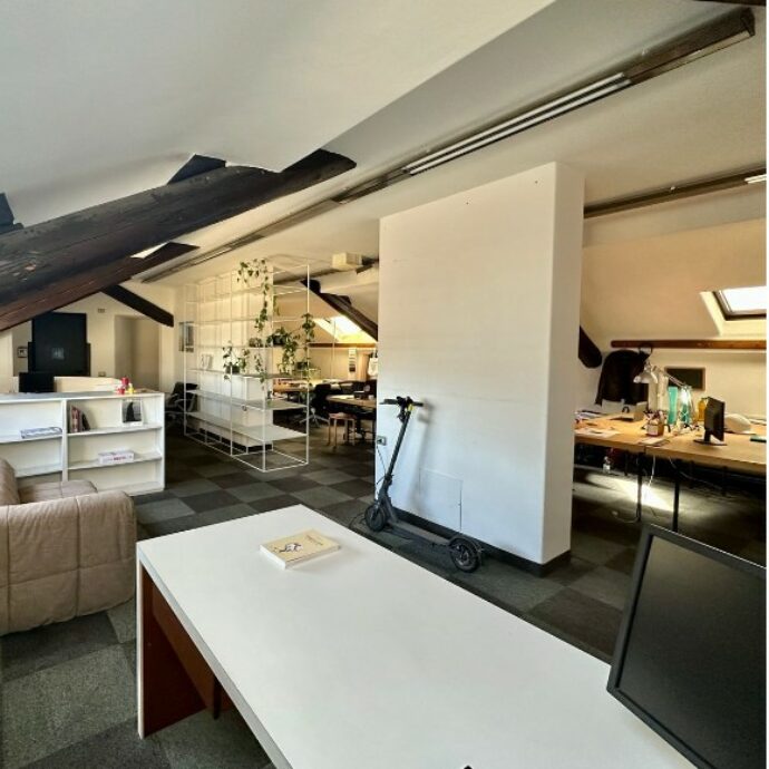 “Ogni mostra dura solo un giorno e poi sparisce”: a Milano arriva la galleria che apre per 24 ore al mese e rivoluziona l’esperienza dell’arte