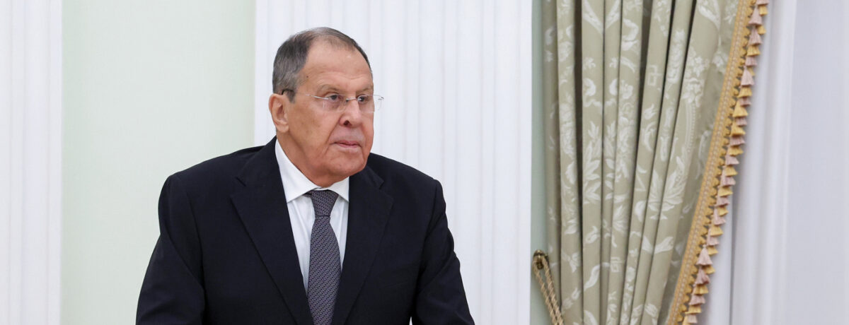Copertina di Lavrov attacca l’Ue: “Spinge gli Stati Uniti nel partito della guerra”. Lo shutdown blocca le consegne di armi. In Russia 20mila senza luce
