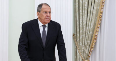 Copertina di Ucraina, attacchi alle centrali elettriche. Lavrov accusa Ue e Londra: “Spingono gli Usa nel partito della guerra”