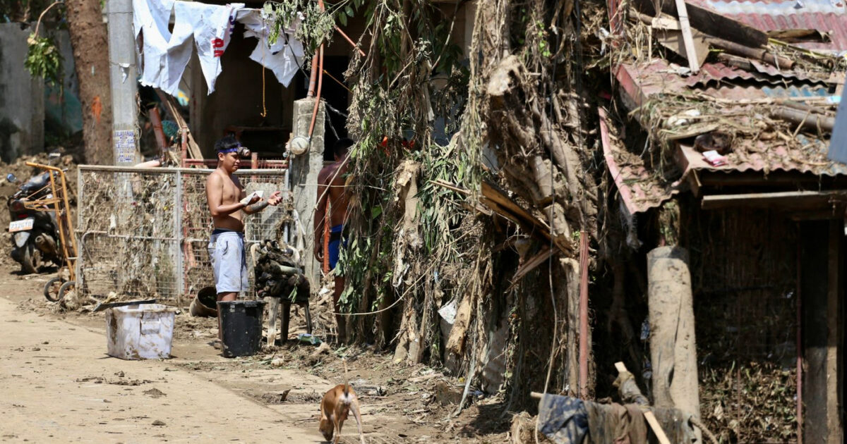 Allarme nelle Filippine per il super tifone Fung wong: evacuate un milione di persone, raffiche di vento fino a 230 km/h Allarme nelle Filippine per il super tifone Fung wong: evacuate un milione di persone, raffiche di vento fino a 230 km/h
