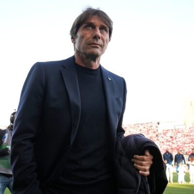 Copertina di Il Napoli cade a Bologna, Conte: “Sono preoccupato, è cambiata l’energia. I ragazzi sanno benissimo cosa penso”