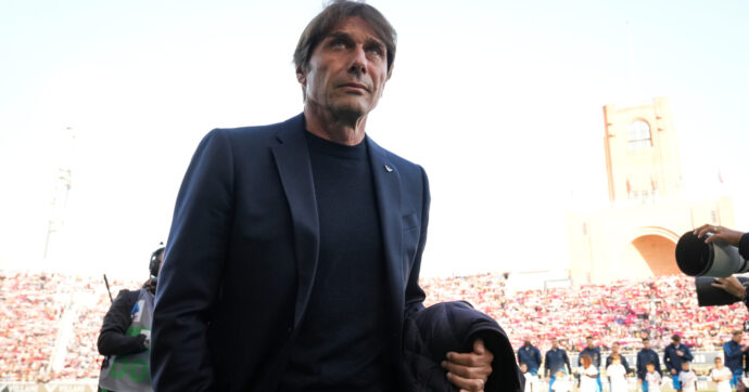 Il Napoli cade a Bologna, Conte: “Sono preoccupato, è cambiata l’energia. I ragazzi sanno benissimo cosa penso”