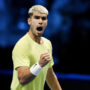 Copertina di Atp Finals, Alcaraz rompe il ghiaccio: vittoria in due set contro De Minaur. Il numero 1 è più vicino