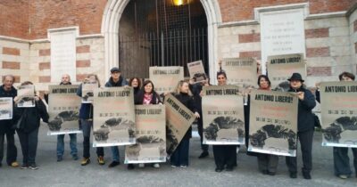 Copertina di “Antonio libero!”: il ritorno di Gramsci in manifesti e flash-mob. “Serve un impegno collettivo contro un inverno dei diritti”