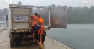 Copertina di Venti fortissimi e pioggia torrenziale: il tifone Fung Wong spaventa le Filippine. La fuga di migliaia di persone – Video