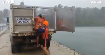 Copertina di Venti fortissimi e pioggia torrenziale: il tifone Fung Wong spaventa le Filippine. La fuga di migliaia di persone – Video