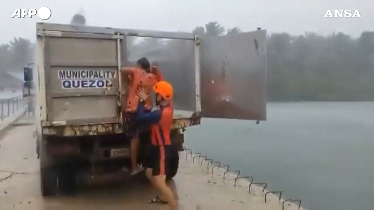 Venti fortissimi e pioggia torrenziale: il tifone Fung Wong spaventa le Filippine. La fuga di migliaia di persone – Video Venti fortissimi e pioggia torrenziale: il tifone Fung Wong spaventa le Filippine. La fuga di migliaia di persone – Video