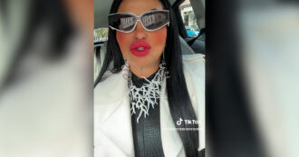 Copertina di “In Forza Italia sono seri, vi accompagno io alle urne”: la tiktoker Rita De Crescenzo prova a orientare il voto per le Regionali in Campania