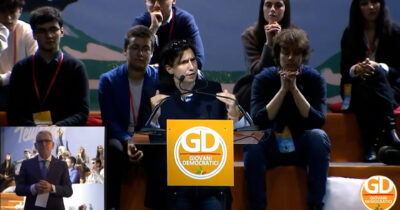 Copertina di Schlein ai giovani democratici: “Non accettiamo un mondo in cui la povertà si trasmette di generazione in generazione”