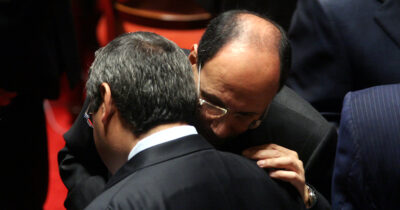 Copertina di Dopo l’inchiesta in Sicilia, Renato Schifani fa fuori dalla giunta regionale i due assessori della Dc di Totò Cuffaro