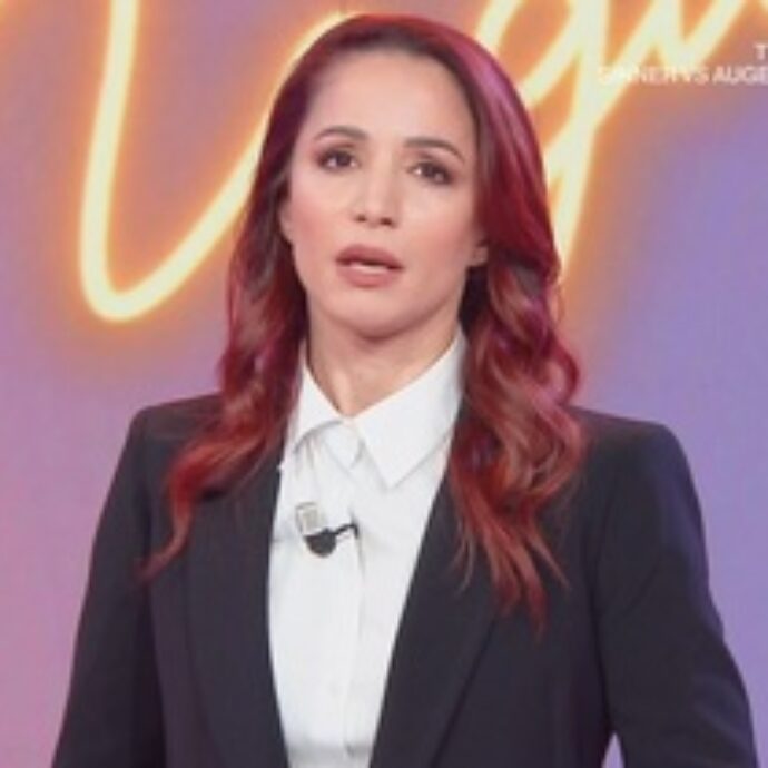 “La mia vita si è fermata. Il dolore di questa perdita ingiusta accompagna ogni mio respiro e fa molta paura”: Andrea Delogu torna in tv dopo le morte del fratello Evan