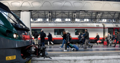 Copertina di Milano, aggredisce un gruppo di turisti americani ebrei ortodossi in stazione Centrale: arrestato 25enne