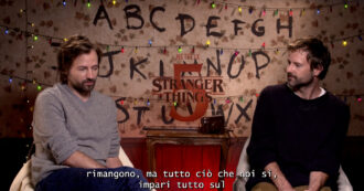 Copertina di Stranger Things, i fratelli Duffer rivelano: “Sapevamo come sarebbe finita 7 anni fa, sì scoprirà finalmente cosa è il Sottosopra”