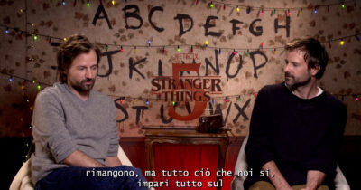 Copertina di Stranger Things, i fratelli Duffer rivelano: “Sapevamo come sarebbe finita 7 anni fa, sì scoprirà finalmente cosa è il Sottosopra”