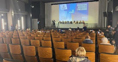 Copertina di Campania, platea semivuota per la ministra Locatelli: flop del convegno di area Lega in vista delle regionali – FOTO