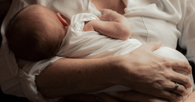 Copertina di “Dopo il secondo figlio mi hanno negato il part-time: ho dovuto licenziarmi”. “Al rientro non avevo più scrivania”: storie di maternità e discriminazioni