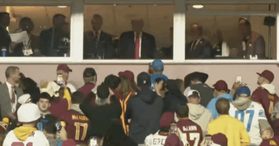 Copertina di Trump contestato e fischiato allo stadio prima della partita di football tra i Washington Commanders e i Detroit Lions