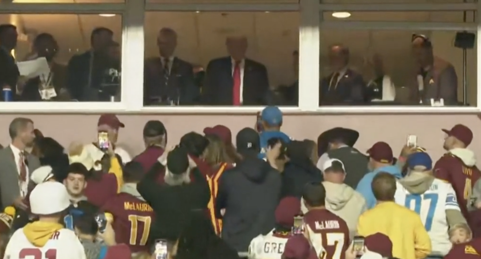 trump contestato e fischiato allo stadio prima della partita di football tra i washington commanders e i detroit lions