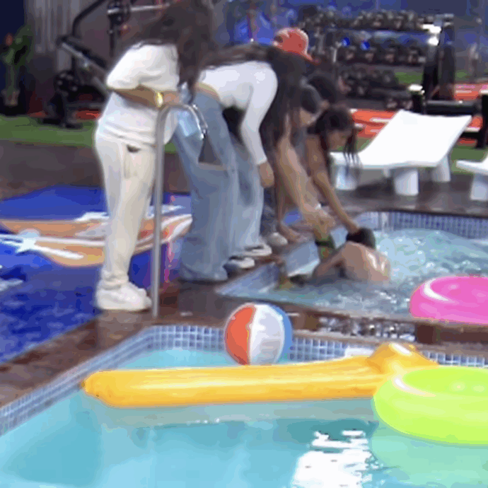 “Le teneva la testa sott’acqua, poteva morire”: spinge la concorrente avversaria in piscina, si tuffa e la picchia fino quasi ad annegarla. Choc nel reality La Mansión de Luinny