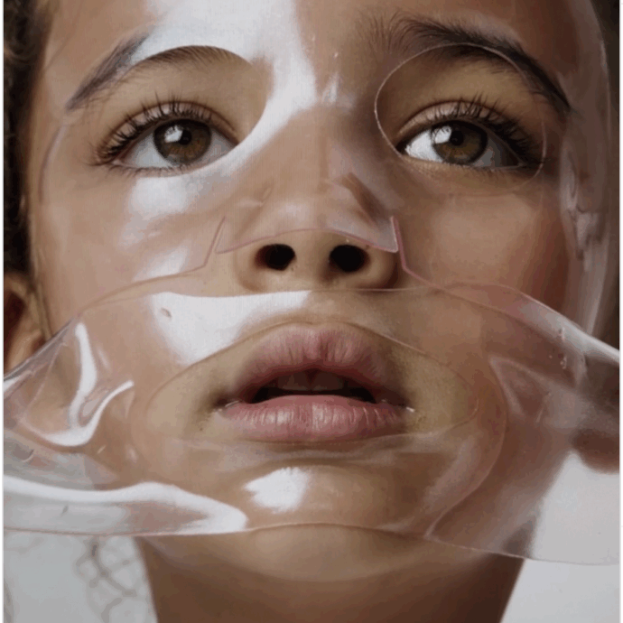 Maschere di bellezza per bambini “dai 3 anni in su”: la linea di skincare di Shay Mitchell fa discutere, ma il marketing per la Generazione Alpha è già un trend