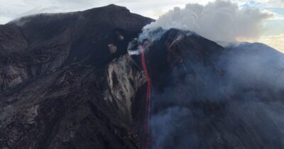 Copertina di Stromboli, le spettacolari immagini del trabocco di lava: il video dal drone della Sciara del Fuoco