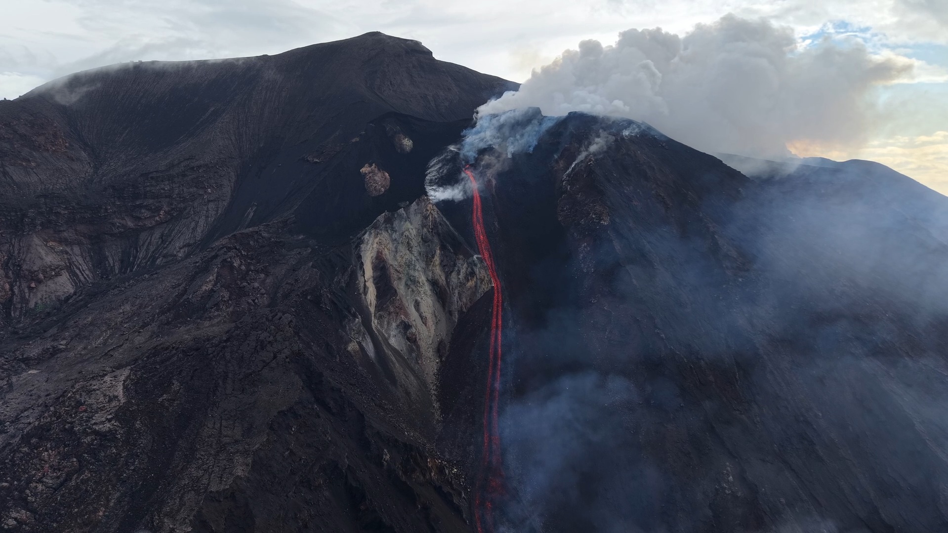 stromboli le spettacolari immagini del trabocco di lava il video dal drone della sciara del fuoco