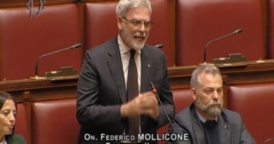 Copertina di La “solidarietà” di Mollicone (FdI) a Ranucci: “Ha iniziato in un quotidiano finanziato dall’Urss, il suo è giornalismo militante”