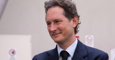 Copertina di Elkann attacca i piloti Ferrari: “Si concentrino a guidare e parlino meno”. Poi mette pressione alla Juve: “Con Spalletti deve vincere”