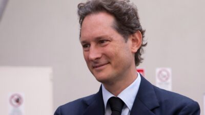 Copertina di Elkann attacca i piloti Ferrari: “Si concentrino a guidare e parlino meno”. Poi mette pressione alla Juve: “Con Spalletti deve vincere”