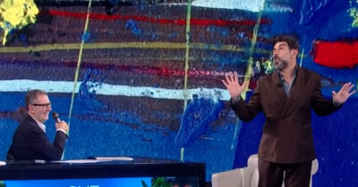 Copertina di “A una festa guardavo il panorama e mi sono spiaccicato contro una finestra. Da lì mi hanno invitato dicendo ‘chiamate quello della vetrata’”: l’aneddoto di Favino sulla vita a Hollywood