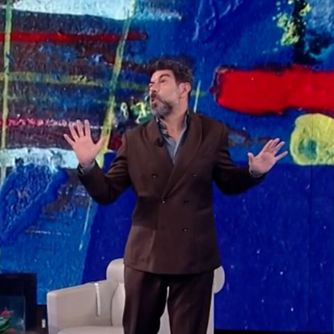 “A una festa guardavo il panorama e mi sono spiaccicato contro una finestra. Da lì mi hanno invitato dicendo ‘chiamate quello della vetrata’”: l’aneddoto di Favino sulla vita a Hollywood