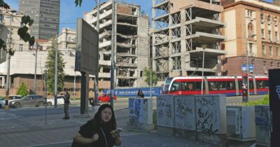 Copertina di Bombe, piazze, sogni (e il ricordo degli orrori della Nato): così la Serbia di Vučić prova a piacere a tutti