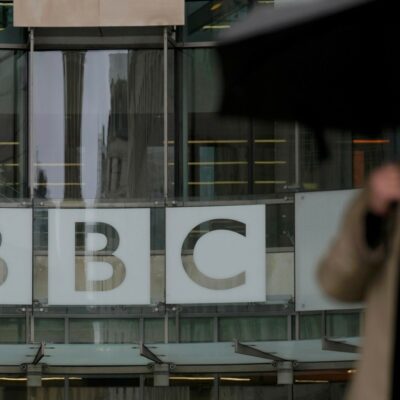 Copertina di Il sociologo inglese Tom Mills: “La Bbc è sotto l’attacco della destra, ma più per Israele che per Trump”