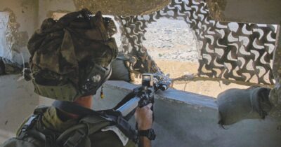 Copertina di Scudi umani e tiro a segno: la sporca guerra di Idf a Gaza