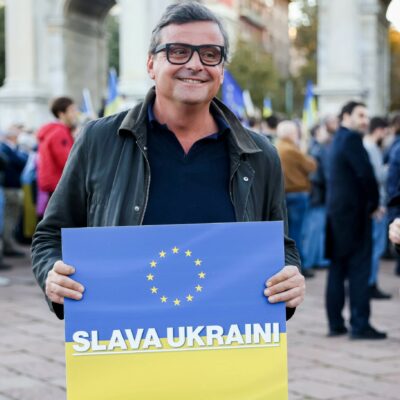 Copertina di Lucca, Calenda va coi “filorussi”. Azione in maggioranza anche se il vicesindaco incolpava le Nato dell’invasione