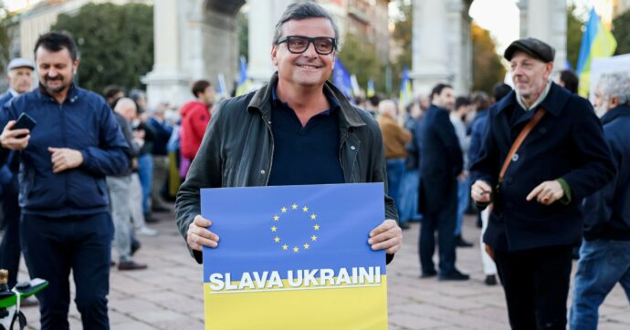 Lucca, Calenda va coi “filorussi”. Azione in maggioranza anche se il vicesindaco incolpava le Nato dell’invasione