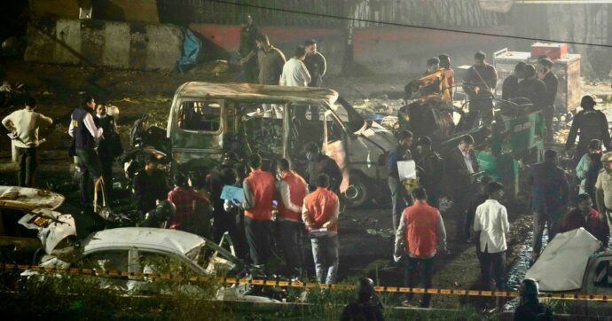 L’esplosione di un’auto a New Delhi fa 13 morti