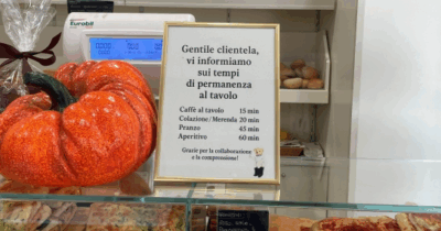 Copertina di “In questo bar non puoi sederti più di 15 minuti per un caffè, 20 per la colazione, 45 per il pranzo…”: la scelta di un locale torinese fa discutere. “Giusto per un locale piccolo”, “Ma se si è più di uno?”