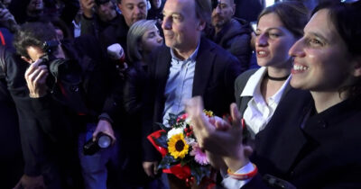 Copertina di Schlein canta Bella Ciao al congresso dei giovani democratici e ricorda gli antifascisti e il “sogno dell’Europa federale”