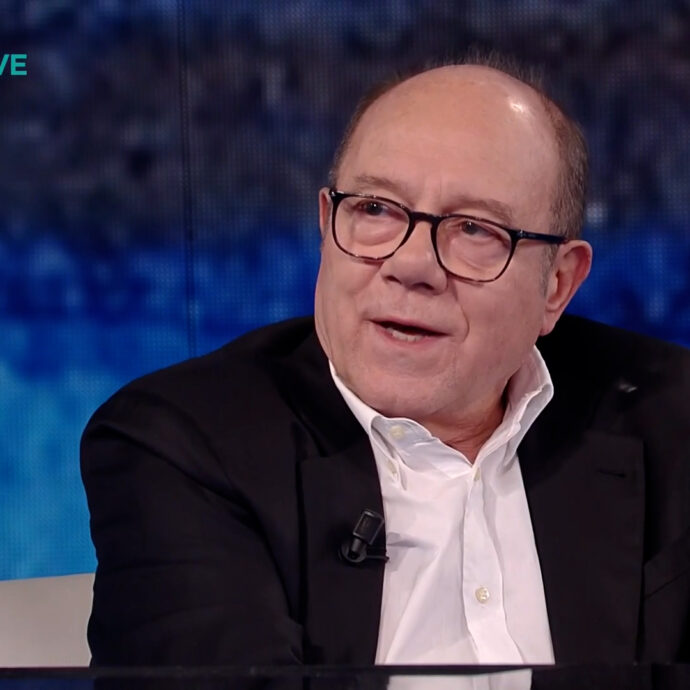 “La farmacia è il mio posto preferito. Mi metto dietro il paravento per ascoltare le persone, quando sento fregnacce esco e intervengo”: le passioni “particolari” di Verdone