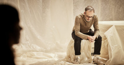 Copertina di La sospensione tra la vita e la morte, l’esame delle cicatrici, i fantasmi di chi non c’è più: le voci delle vittime degli attentati del 13 novembre a Parigi portate in scena per un rito collettivo