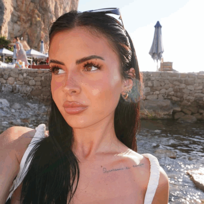 “Non volevamo prendere in giro i bambini disabili, è stata una ragazzata”: bufera sull’influencer Camilla De Pandis che usa un pass disabili per saltare la fila