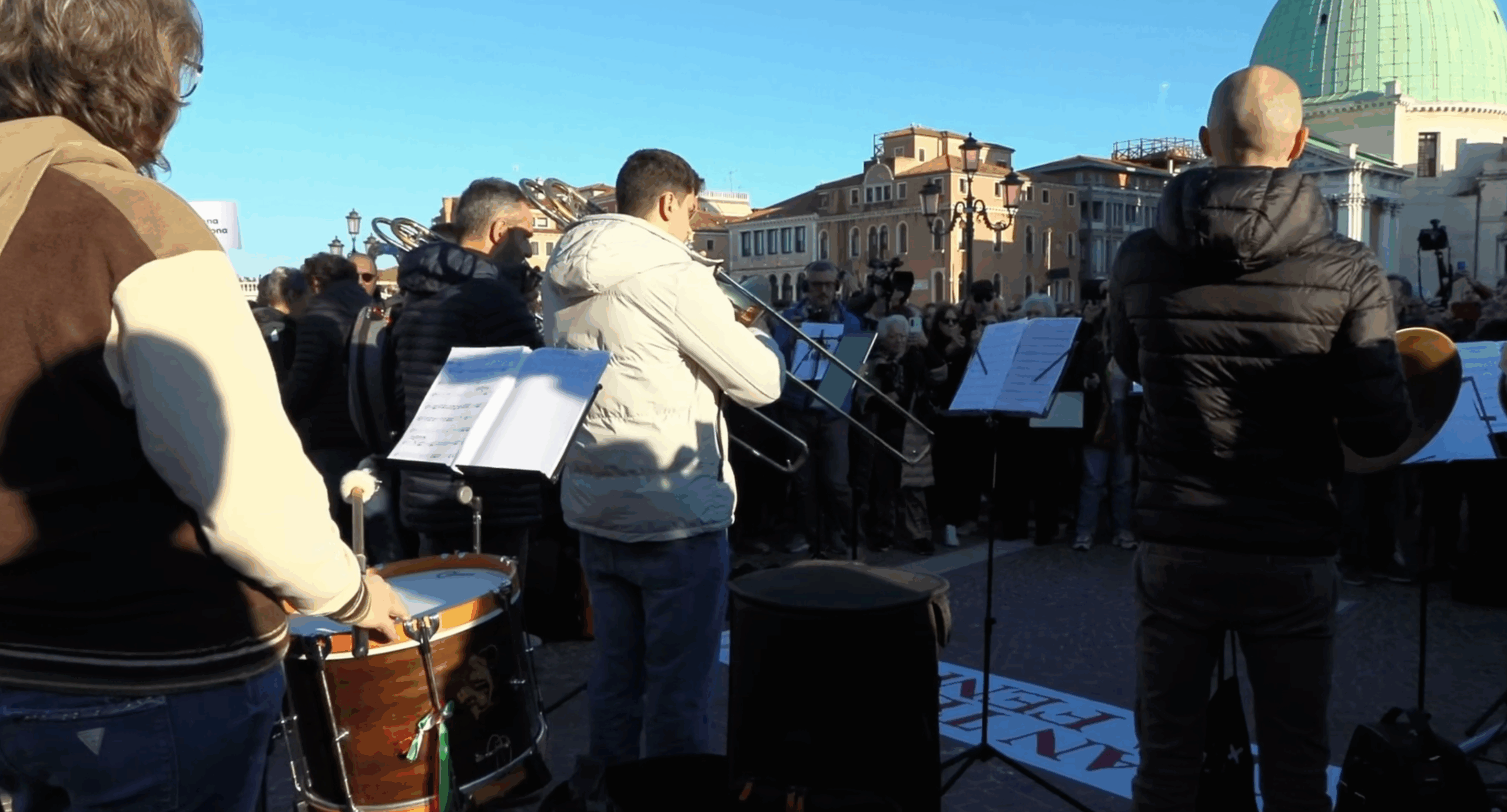 La protesta dei musicisti contro la nomina di Beatrice Venezi, concerto alla Stazione di Venezia: “È una questione di dignità”